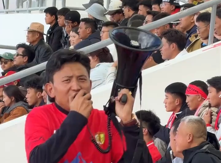 谁说西藏没有足球热情 桃花杯赛场看台座无虚席