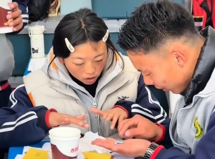 18岁成人礼前的小美好！男生帮女生涂指甲油