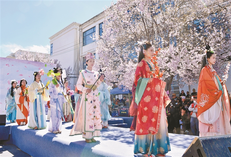 拉萨市城关区举行传统文化服饰展演活动