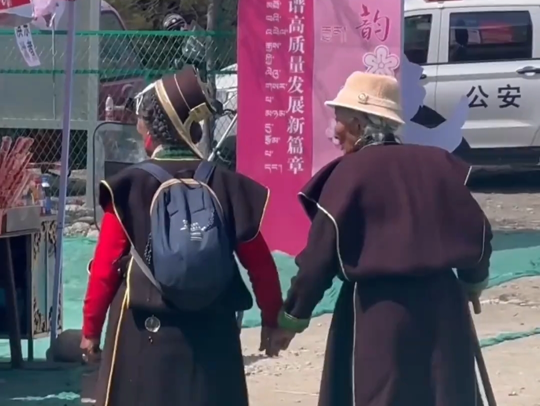 银发闺蜜同游桃花节！穿传统工布藏装手牵手