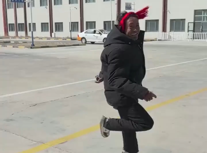 大哥通过科目二，激动到“起飞”