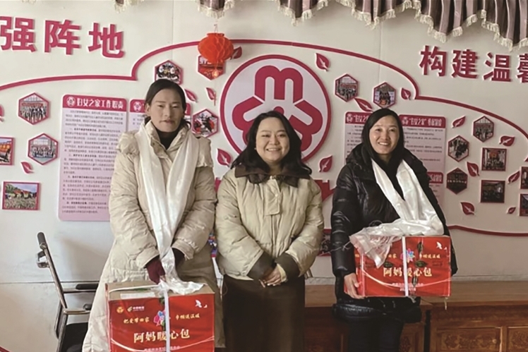 自治区妇联开展“把爱带回家·巾帼送温暖”活动