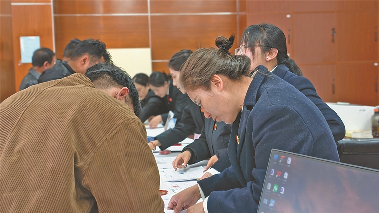 林周县人民法院向农牧民群众兑现民事案款