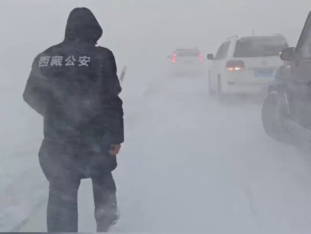 高原最美风“警”，西藏交警雪中护航保畅通。