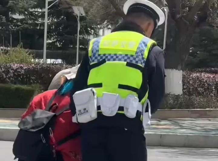 交警搀扶老人过马路 网友：这一幕尽显城市温度