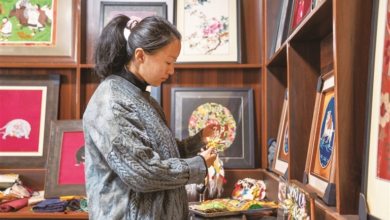 拉萨“堆绣”文创守正创新走出特色传承路