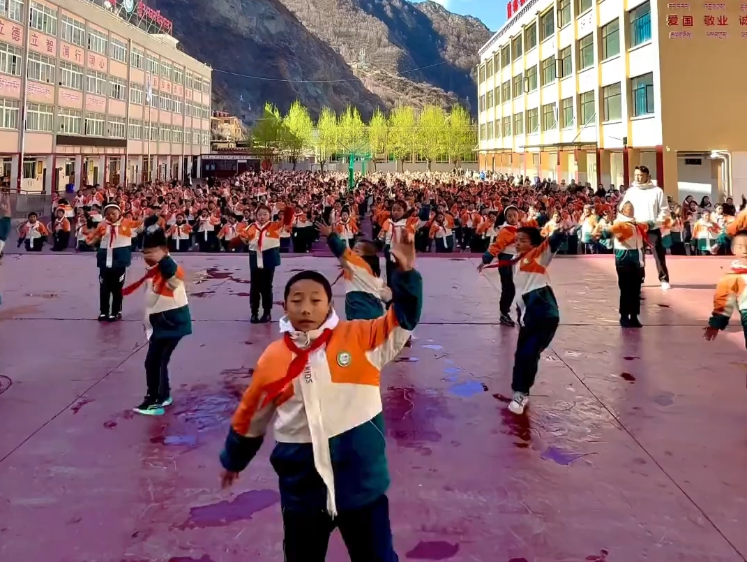 高原上的特色课间操 ，蓝天白云下的最美民族风
