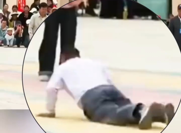 大哥花式跳绳秀绝活，当场逗乐全场观众！