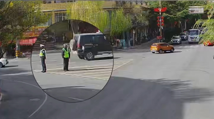 山南交警执勤时不适晕倒，行人车主纷纷上前伸出援手！