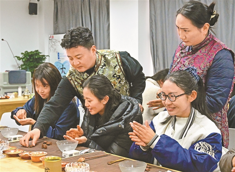 墨香遇藏香 阅读伴非遗