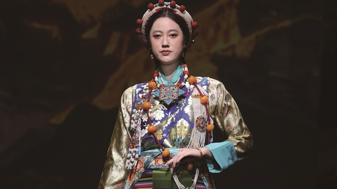“00”后藏族设计师班珠丹塔:让藏装焕发时代光彩