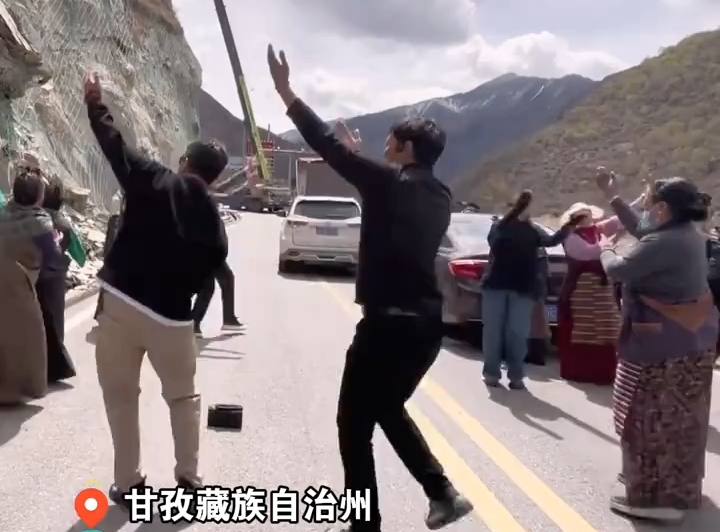 车堵在半路别急也别上火 看藏族百姓的超绝松弛感