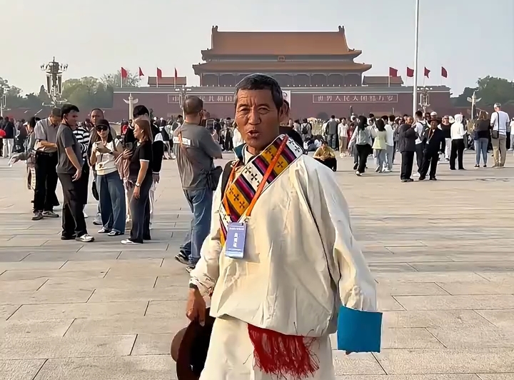 西藏大叔在天安门广场跳堆谐