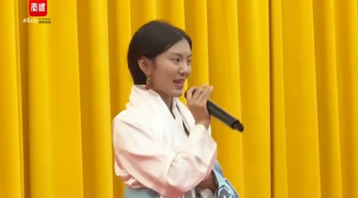 曲英措同学现场独唱《我的学校》
