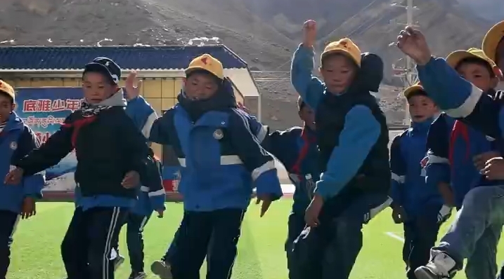 孩子们欢快起舞