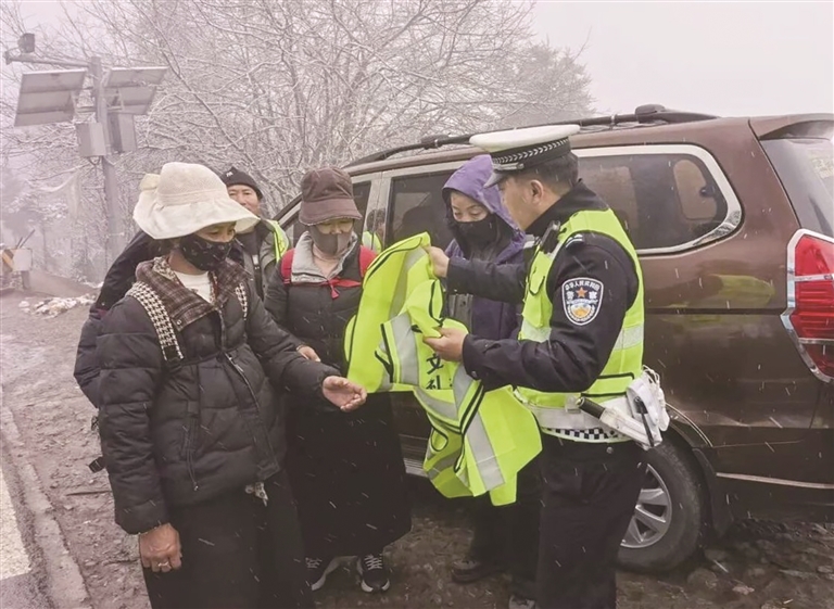 穿好“安全衣” 走好“平安路”