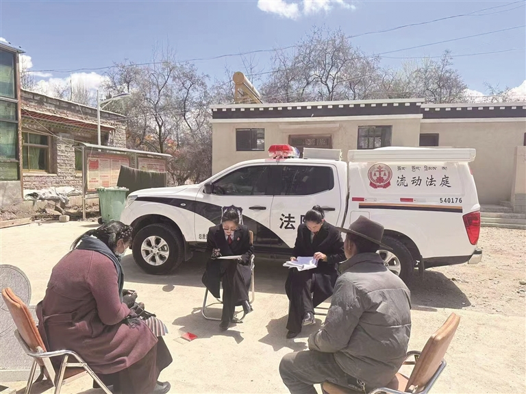 日喀则市两位女法官以巾帼力量守护公平正义