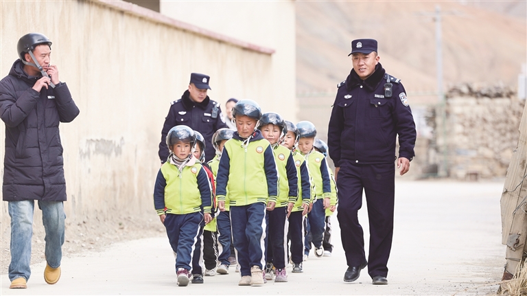 警力护航 筑牢校园交通安全屏障
