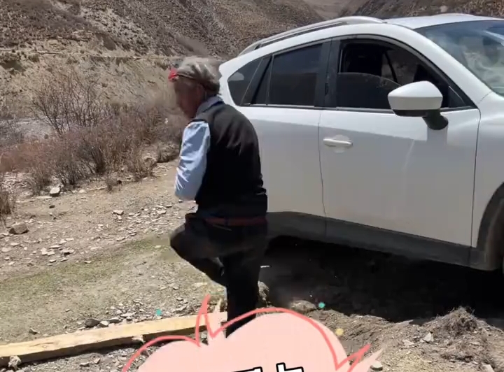 路遇车辆受困老人暖心相助