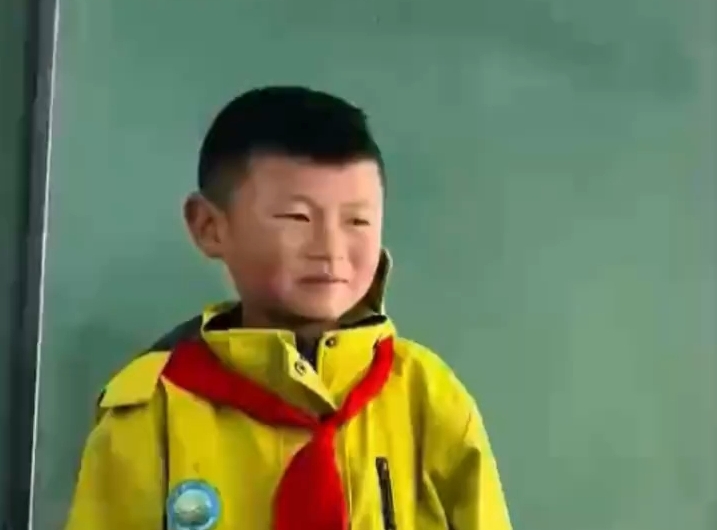 小学生在音乐课堂上唱响民歌《奈钦布  》