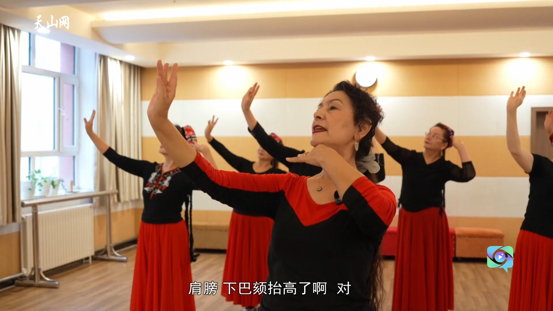 万人说新疆丨60岁奶奶用一生守护顶碗舞，学生全是花甲阿姨<br>