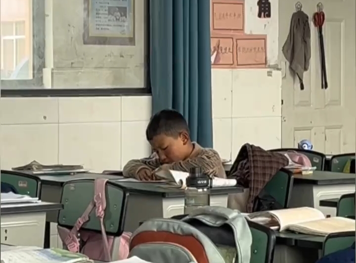 在教室独自学习的少年 努力的人总在散发光芒！