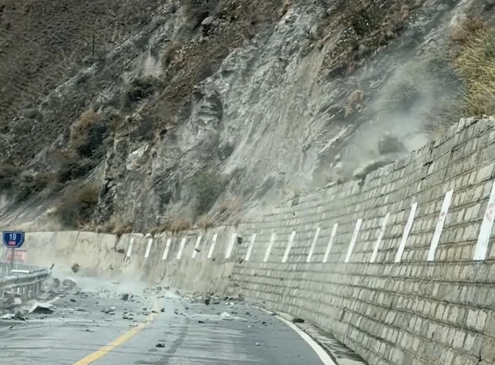 行车途中遭遇山体落石 多亏当地热心群众及时阻拦
