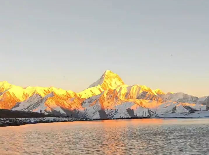 网友实拍绝美日照金山 领略山河浪漫与自然盛景