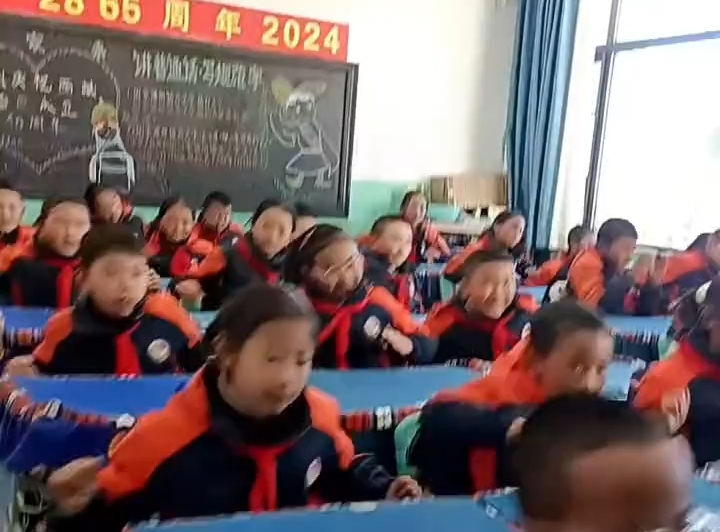 老师带学生跳“课桌舞”。姿势到位，状态到位