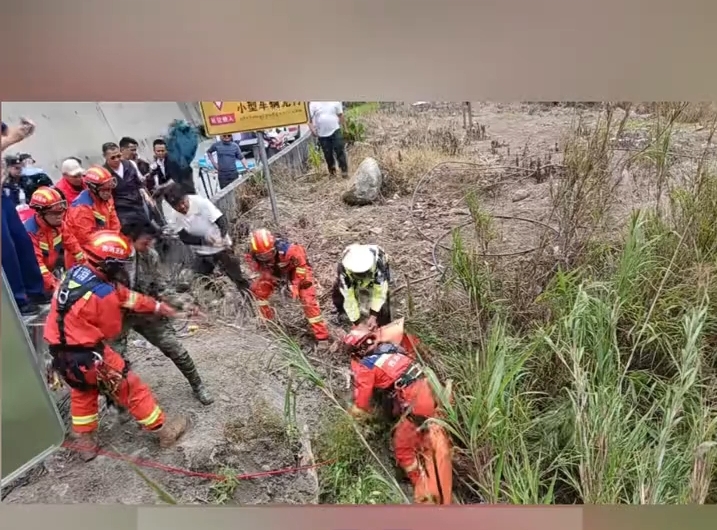 游客失足坠落悬崖意识模糊，墨脱上演生死营救
