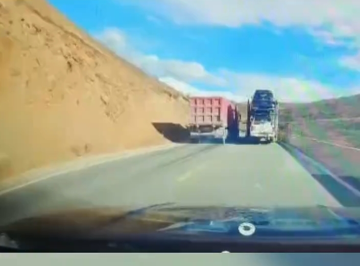 大货车强行占道超车，对向小车无奈使出“绝招 ”