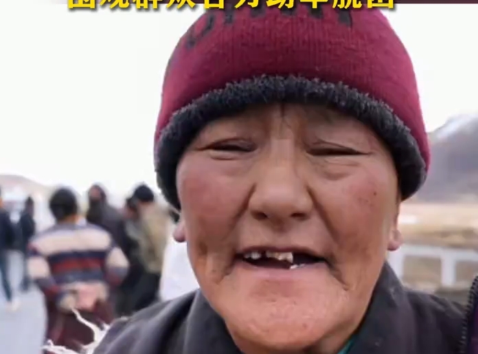 公路上演暖心一刻,围观群众合力助车脱困
