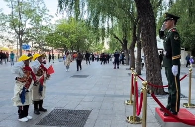 天安门广场前哨兵向西藏小朋友回礼