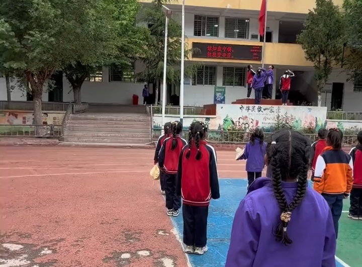 听到国歌响起，所有孩子驻足仿佛按下暂停