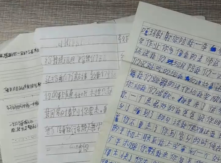 驻村工作队员从驻村点归来 行囊里多了几封信