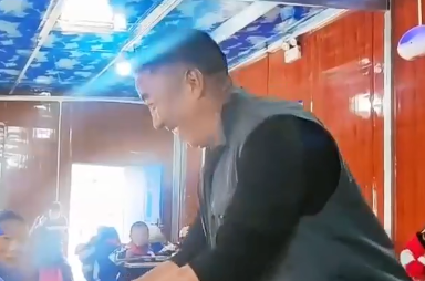 西藏陪餐老师随性起舞,学校食堂秒变锅庄舞台