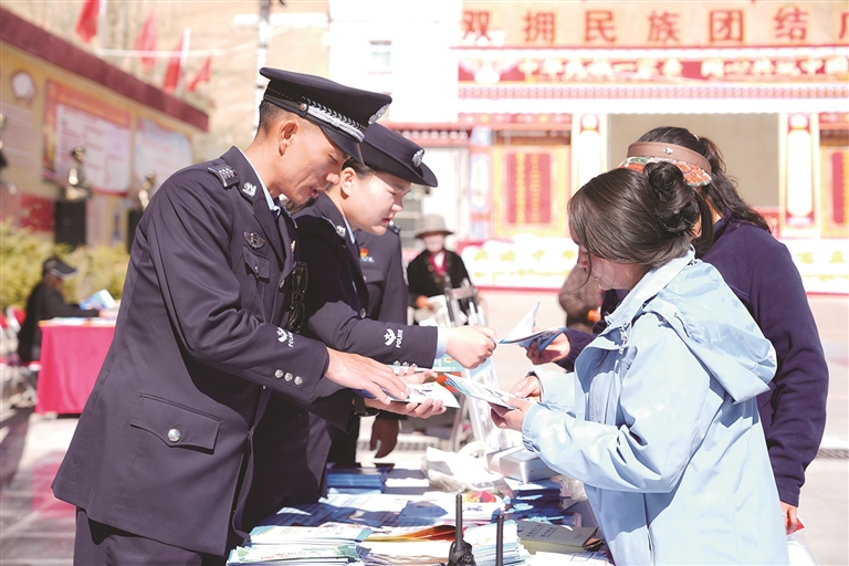 定结公安借力宣传节点开展全域精准法治宣传