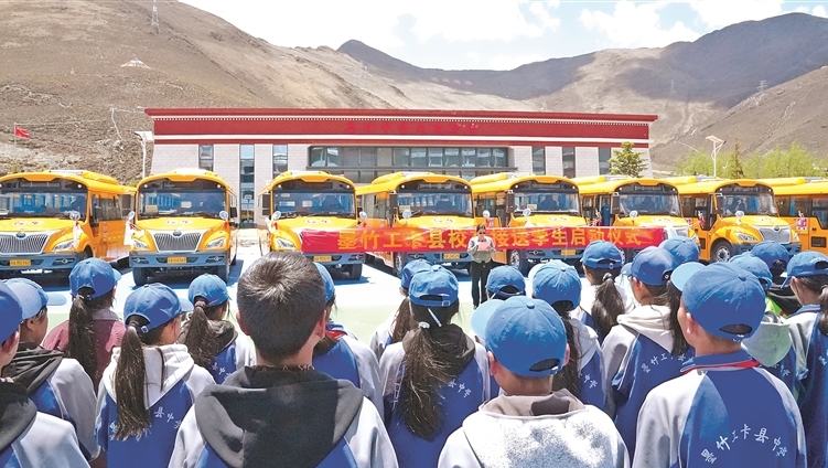 暖心校车护航求学路