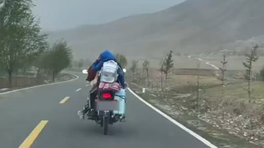风雨路上无言的父爱太戳心