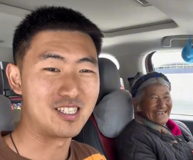 游客绕路十余公里，只为护送老阿妈回家