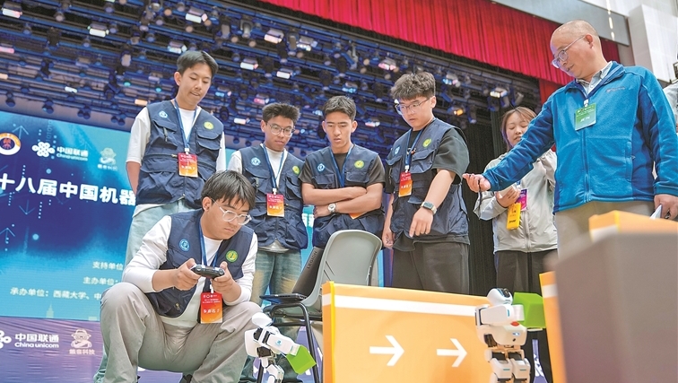 这场西藏赛区线下赛在西藏大学举行