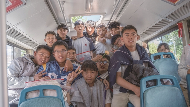 考场内外 满是温柔与感动