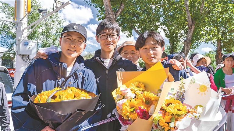 考场落幕 温情相送