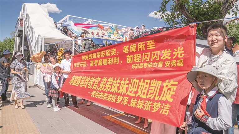 定格温情瞬间 鲜花礼赞奋进学子