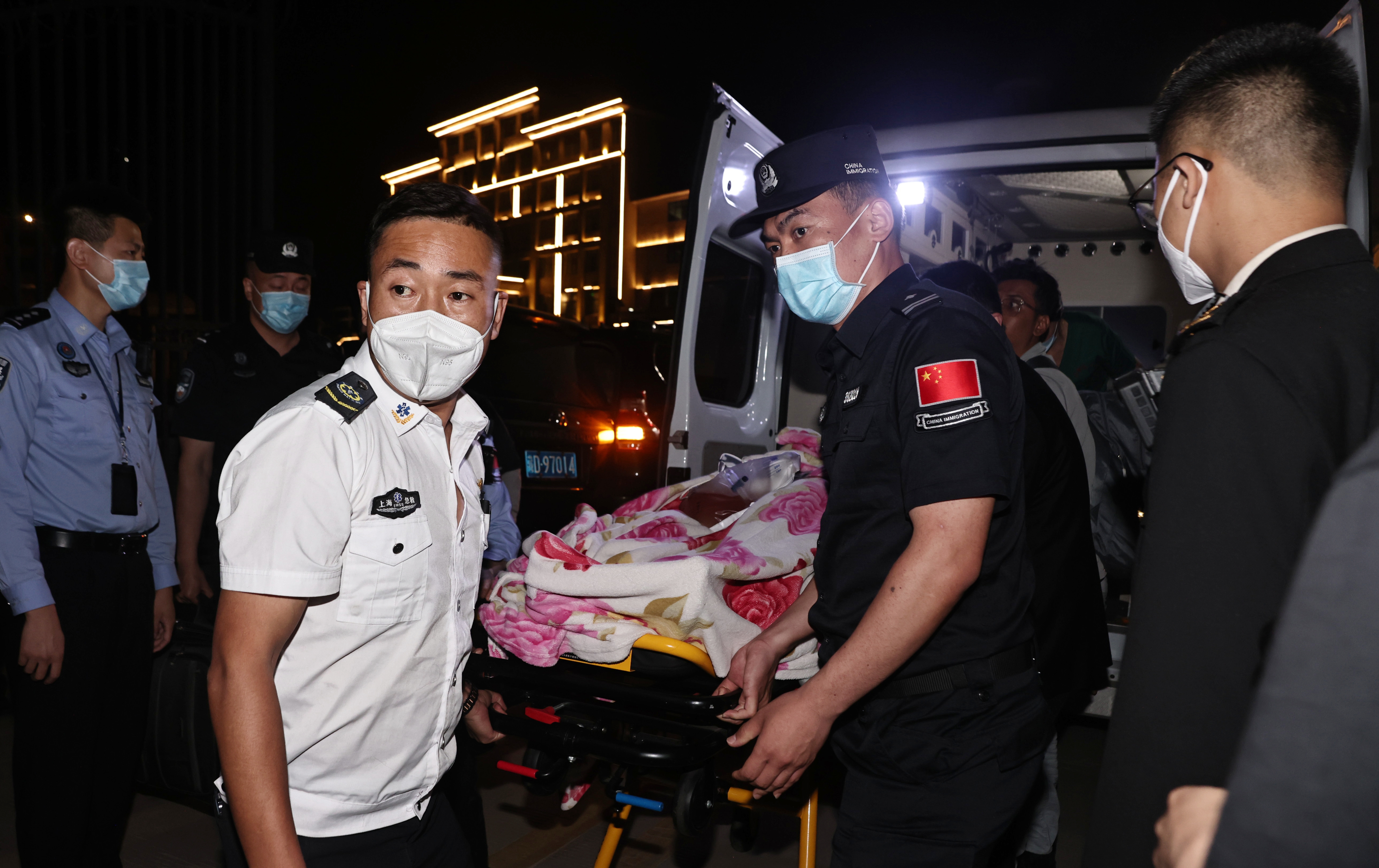 深夜国门接力 中尼生命通道再续睦邻深情