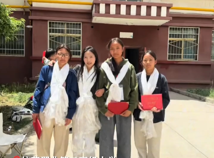 藏不住的三年师生情 老师送走所有学生独自叠哈达