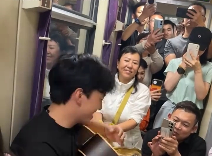疲惫旅途被小伙的歌声温柔包裹