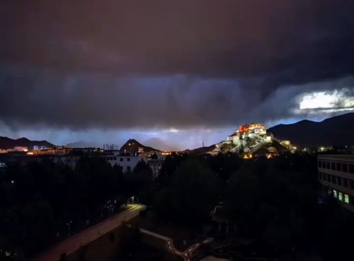 网友拍下拉萨夜空震撼一幕！