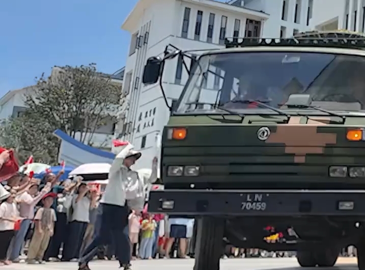 驰援广西的人民子弟兵踏上返程 当地群众夹道欢送