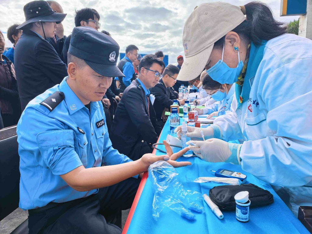 拉萨西站派出所开展义诊活动